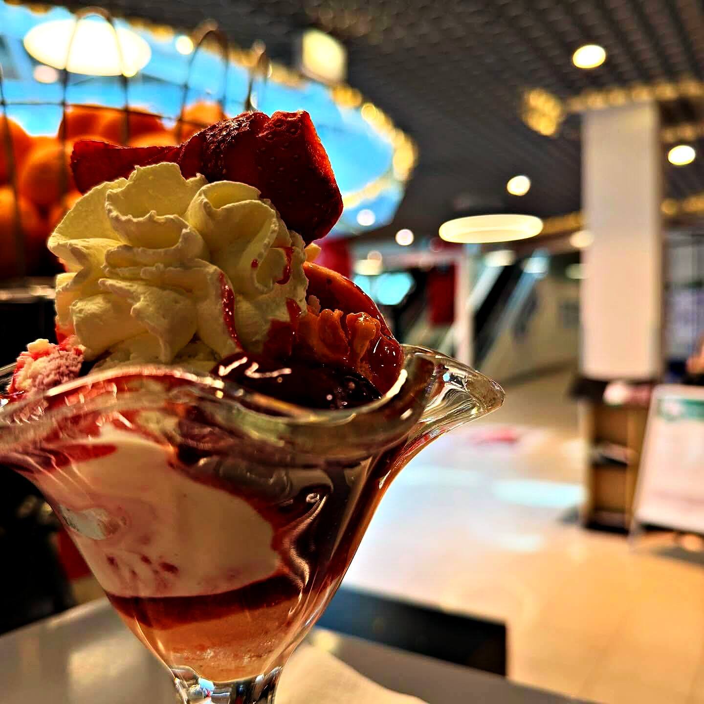 Erdbeer-Eisbecher mit Schlagobers und frischen Erdbeeren